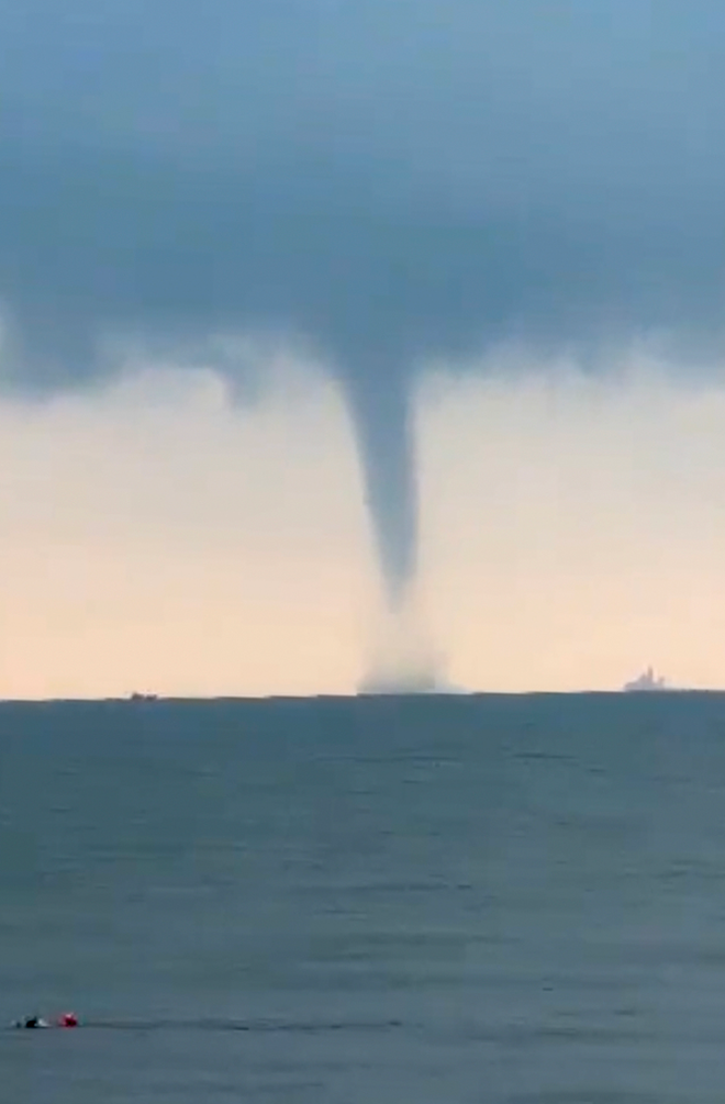 2 waterspouts appear off Ho Chi Minh City coast - Ảnh 1.