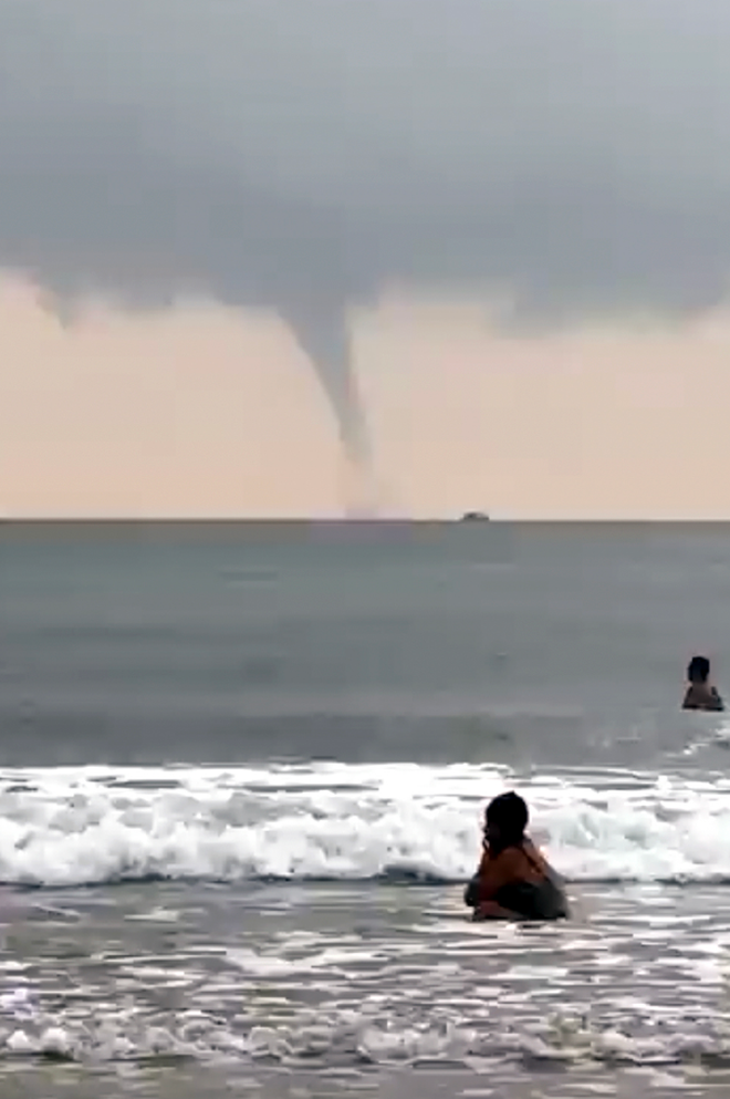 2 waterspouts appear off Ho Chi Minh City coast - Ảnh 2.
