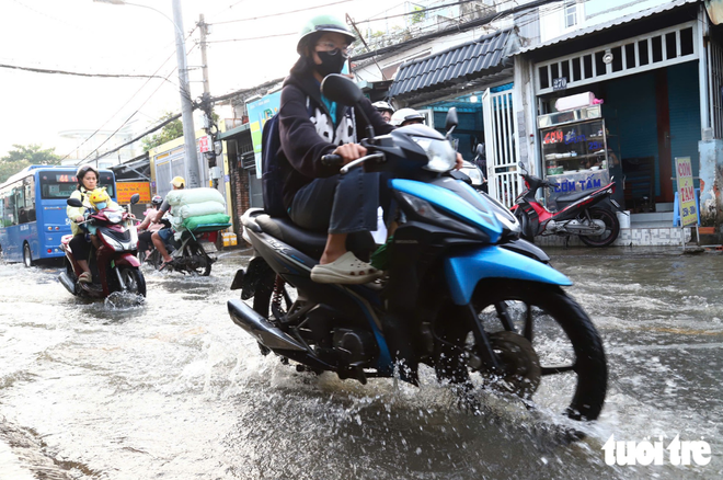 Ho Chi Minh City commuters, students struggle as morning tides rise - Ảnh 5.