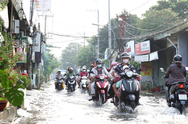 Ho Chi Minh City commuters, students struggle as morning tides rise - Ảnh 6.