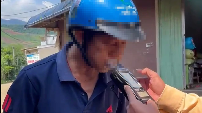 Người đàn ông lái xe máy không bằng lái, nồng độ cồn vượt 10 lần mức cao nhất - Ảnh 1.