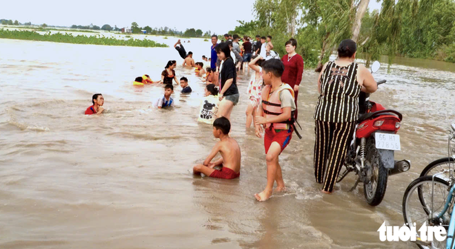 Floating season turns fields in Vietnam’s Mekong Delta into swimming destination- Ảnh 3.