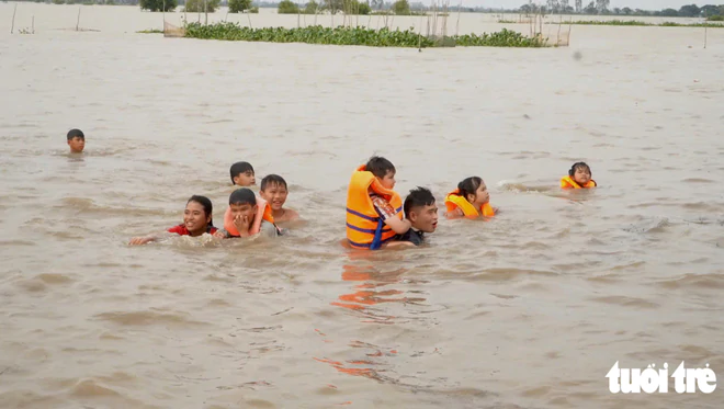 Floating season turns fields in Vietnam’s Mekong Delta into swimming destination- Ảnh 4.