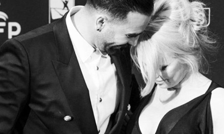 'Bom sex' Pamela Anderson thích để mặt mộc, theo đuổi gu thời trang phóng khoáng - Ảnh 2.