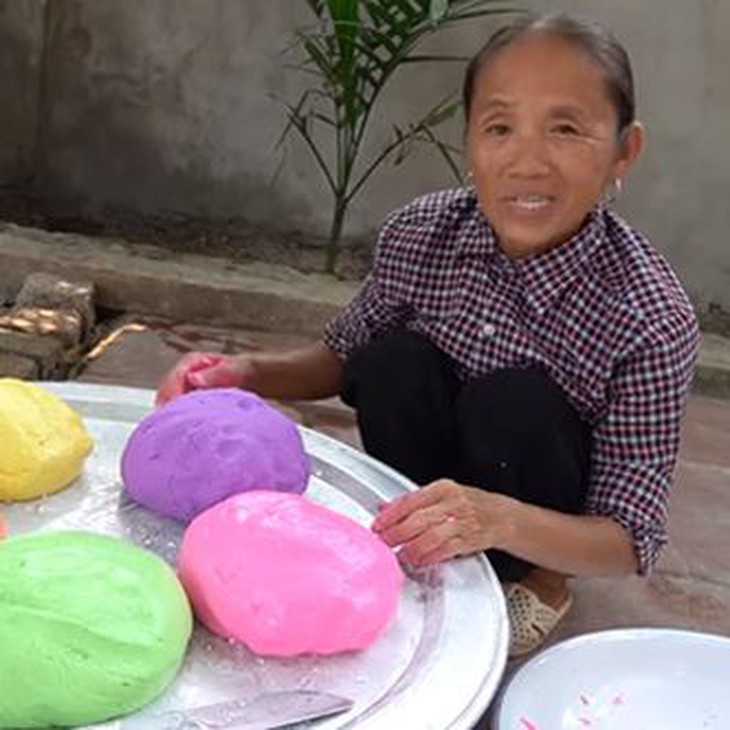 Mẹ con bà Tân Vlog gây tranh cãi với loạt video 'nhuộm màu' đồ ăn