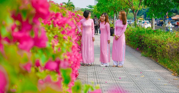 Ngỡ ngàng con đường hoa giấy tím rực giữa trung tâm xã Ninh Sơn - Ảnh 9.