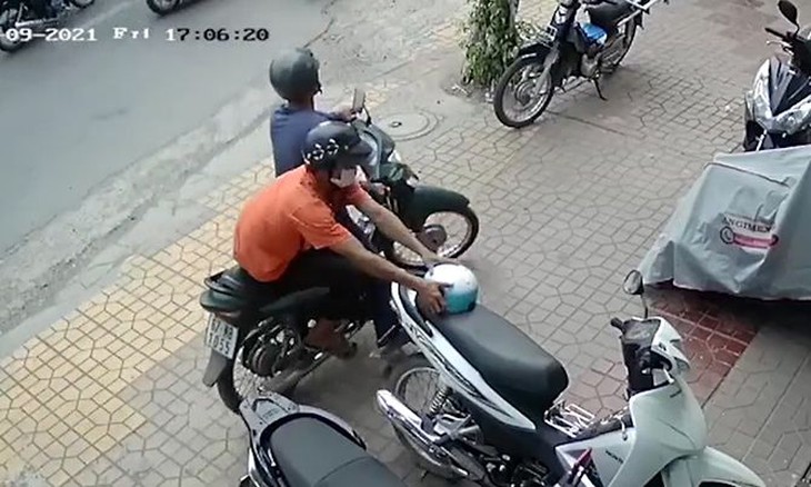 Đột kích điểm thu mua mũ bảo hiểm trộm cắp giữa trung tâm Đà Nẵng - Ảnh 3.