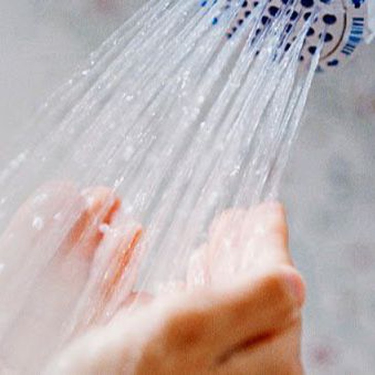 Nam thanh niên điếc đột ngột sau khi tắm khuya - Ảnh 2.