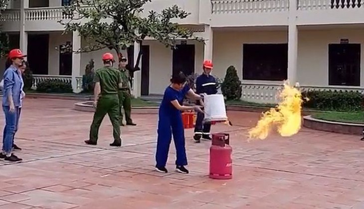 Cô gái dập lửa bình ga trong một nốt nhạc