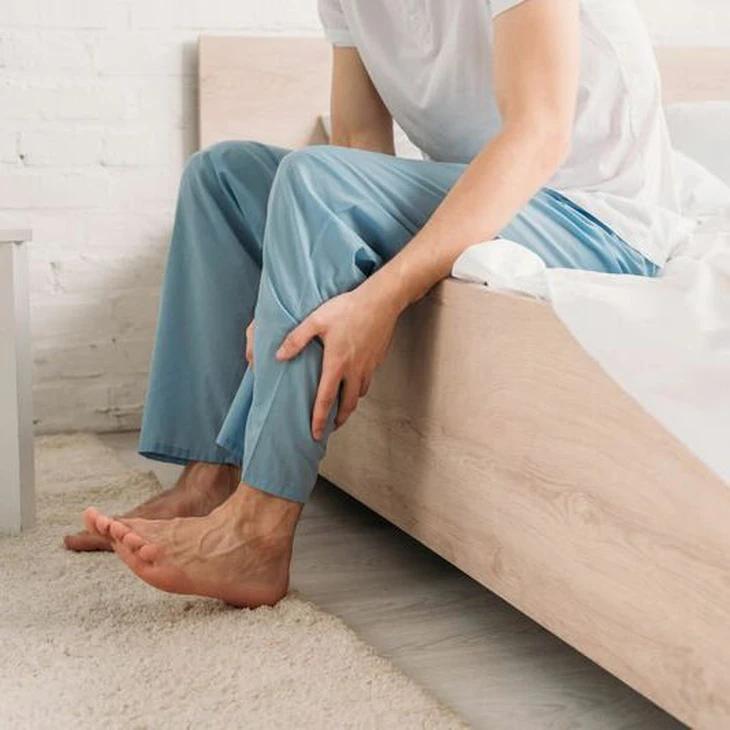 Mắc hội chứng chân không yên, nhiều người chỉ muốn đi khi đến giờ ngủ - Ảnh 1.