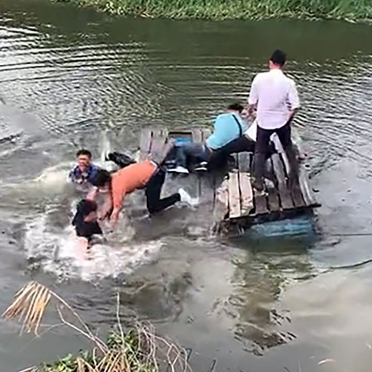 Cả đám ngã xuống sông khi đi bè tự chế