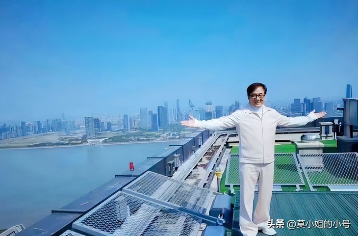 Thành Long đi trực thăng riêng, chi hơn 138 tỉ tậu nhà sang