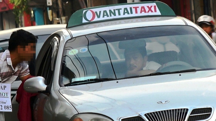 Thâm nhập đường dây taxi dù “chặt chém” khách - Ảnh 2.