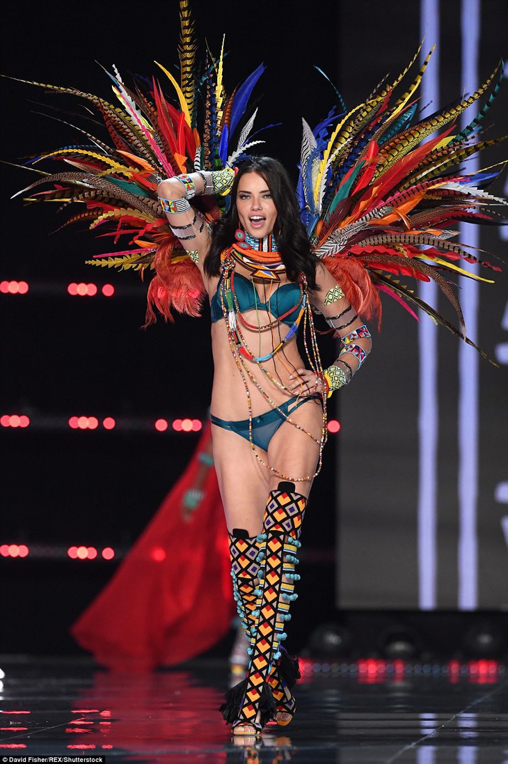 Hình ảnh ấn tượng tại Victoria’s Secret Fashion Show 2017 - Ảnh 6.