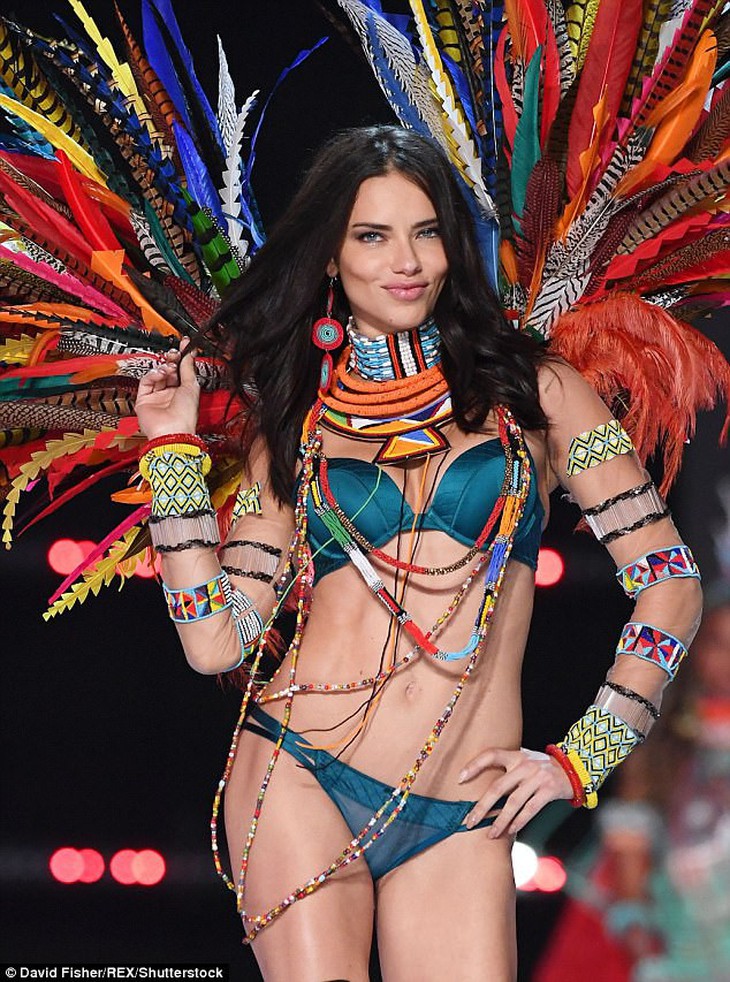 Hình ảnh ấn tượng tại Victoria’s Secret Fashion Show 2017 - Ảnh 7.