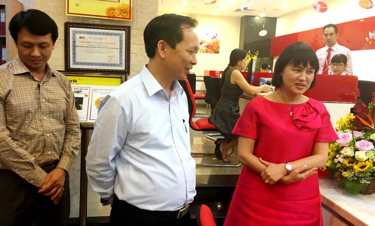 Hiện đại hóa, giảm giấy tờ, con dấu: Ngân hàng vẫn phải chờ - Ảnh 1. Hiện đại hóa, giảm giấy tờ, con dấu: Ngân hàng vẫn phải chờ - Ảnh 1.