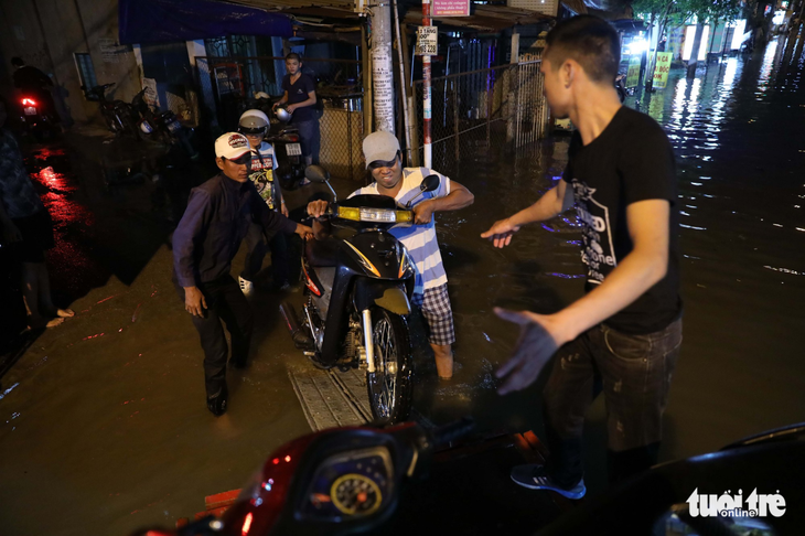 Bì bõm mưu sinh trong đợt triều lịch sử - Ảnh 22. Bì bõm mưu sinh trong đợt triều lịch sử - Ảnh 22.
