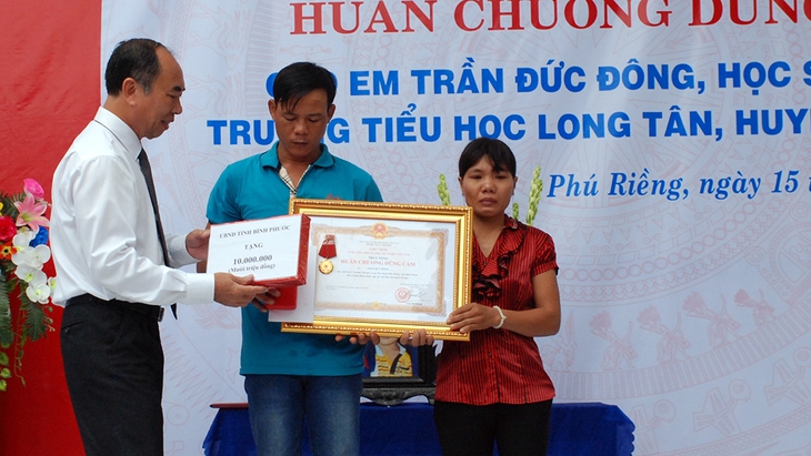 Huân chương dũng cảm cho cậu bé 10 tuổi cứu 4 bạn - Ảnh 2.