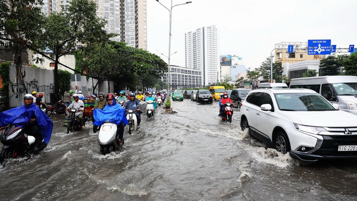 Mưa lớn mới đánh giá siêu bơm chống ngập đường Nguyễn Hữu Cảnh - Ảnh 1.