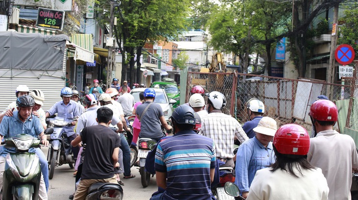 Lô cốt dựng xong bỏ đó, dân nào chịu thấu? - Ảnh 1.