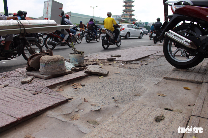 Vỉa hè loang lỗ nhiều chỗ - Ảnh 1.