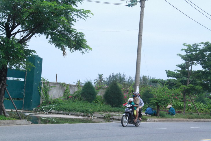 Cán bộ ngồi ôtô cũng không dám đi gần xe ben - Ảnh 3.