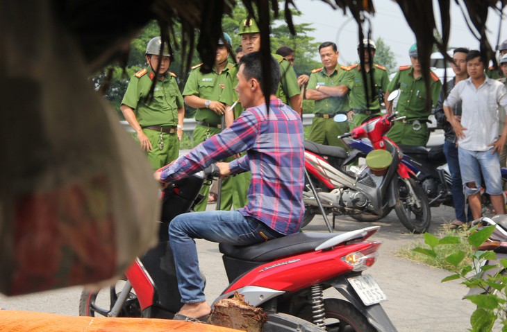 Hàng chục cảnh sát bao vây thanh niên cầm dao cố thủ - Ảnh 1. Hàng chục cảnh sát bao vây thanh niên cầm dao cố thủ - Ảnh 1.