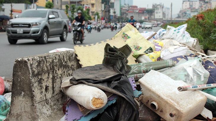 Hà Nội nhiều nơi rác thải tràn lan chất thành núi - Ảnh 6.