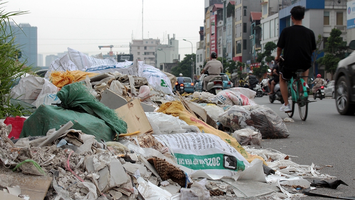 Hà Nội nhiều nơi rác thải tràn lan chất thành núi - Ảnh 8.