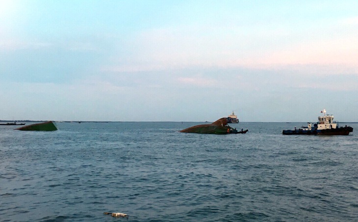 Cứu 8 người trên sà lan bị tàu Singapore đâm gãy đôi - Ảnh 1. Cứu 8 người trên sà lan bị tàu Singapore đâm gãy đôi - Ảnh 1.
