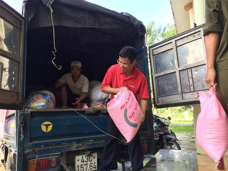 Hàng cứu trợ của bạn đọc Tuổi Trẻ đến vùng lũ Bắc Trà My - Ảnh 1.