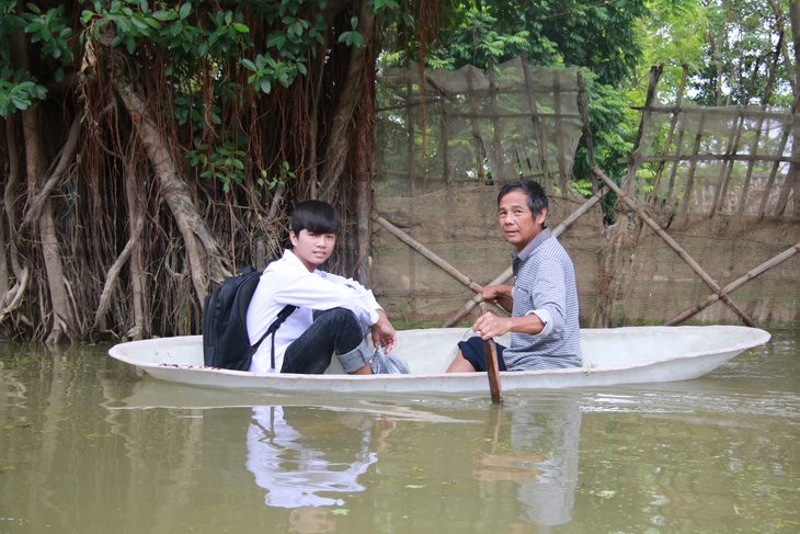 Nhiều đường làng ở huyện Chương Mỹ vẫn là dòng sông - Ảnh 8. Nhiều đường làng ở huyện Chương Mỹ vẫn là dòng sông - Ảnh 8.