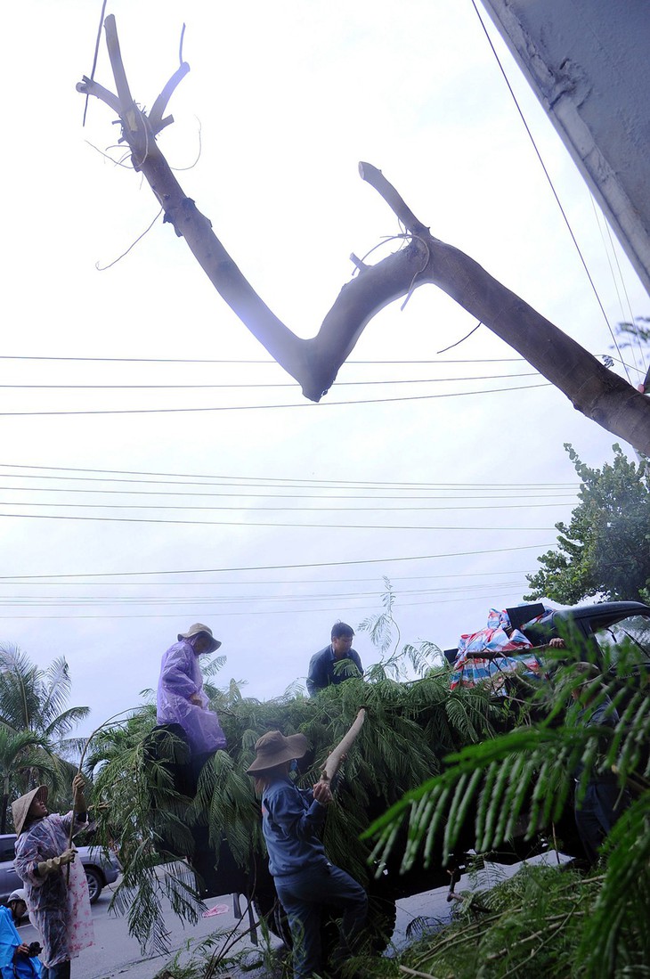 Nha Trang: người lo lắng, kẻ thờ ơ chống bão - Ảnh 10.