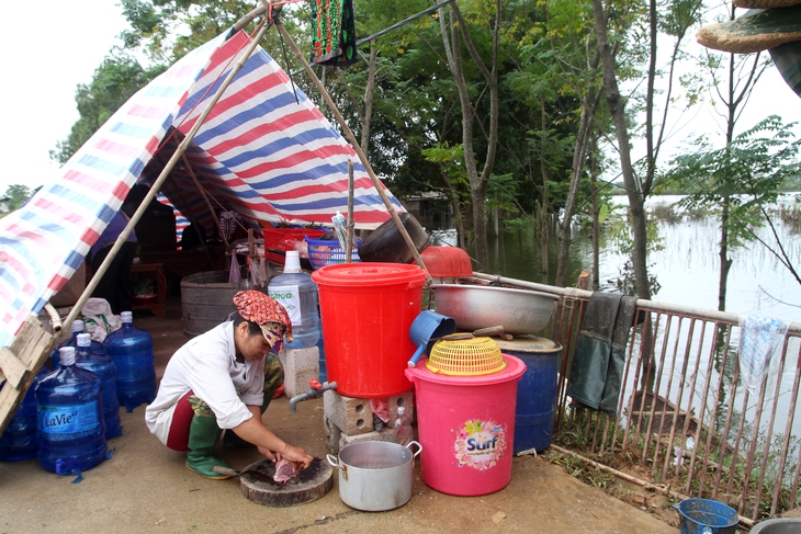 Nhiều đường làng ở huyện Chương Mỹ vẫn là dòng sông - Ảnh 4. Nhiều đường làng ở huyện Chương Mỹ vẫn là dòng sông - Ảnh 4.