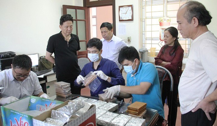 Bắt giữ 40 bánh heroin trong chiếc ôtô công vụ ở Lào Cai - Ảnh 1. Bắt giữ 40 bánh heroin trong chiếc ôtô công vụ ở Lào Cai - Ảnh 1.