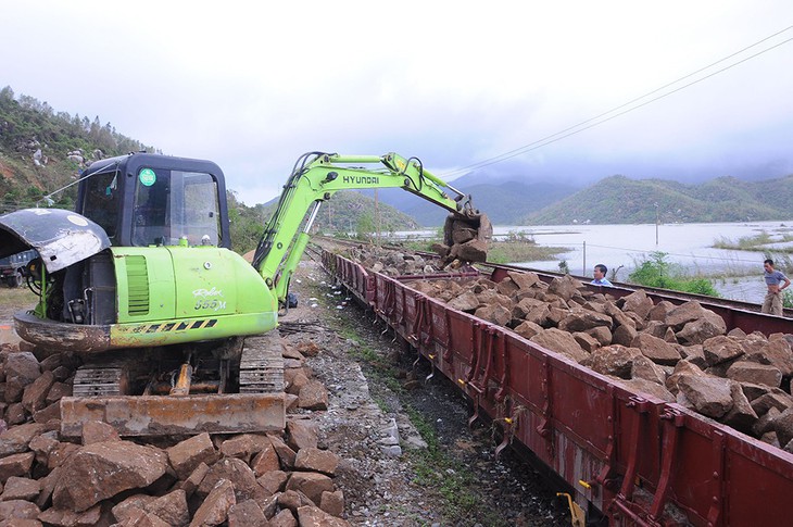 Đèo Cả sạt lở nặng, đường sắt Bắc - Nam tê liệt - Ảnh 2.