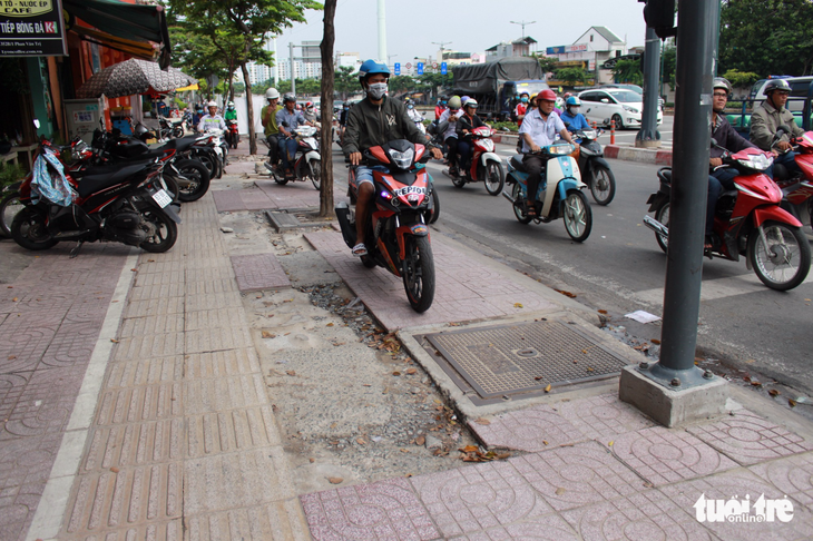 Vỉa hè loang lỗ nhiều chỗ - Ảnh 3.