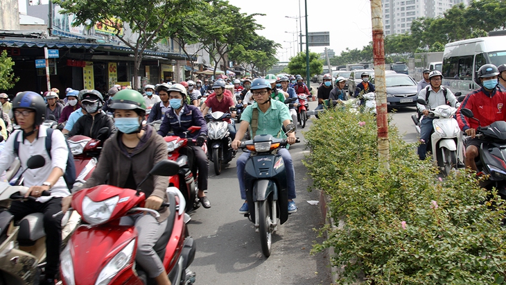 Xe cộ lại kẹt cứng ở vòng xoay Nguyễn Kiệm - Nguyễn Thái Sơn - Ảnh 2.