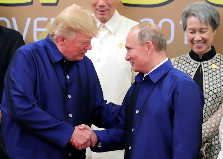 Ông Trump và ông Putin tranh thủ trao đổi, bắt tay vì không gặp riêng - Ảnh 3.