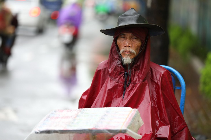 Sài Gòn mưa cả ngày lẫn đêm, chuẩn bị đón triều cường - Ảnh 3.