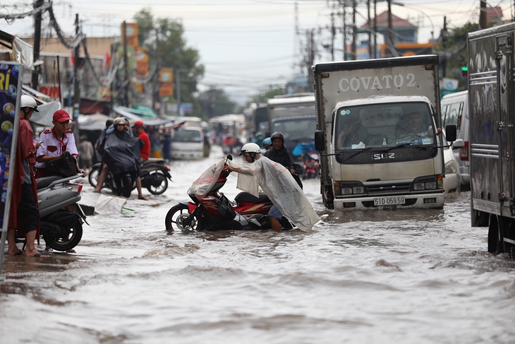 Sài Gòn mưa cả ngày lẫn đêm, chuẩn bị đón triều cường - Ảnh 9.