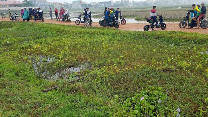 Một trẻ mầm non chết bất thường ngoài bãi hoang trong giờ học - Ảnh 1.