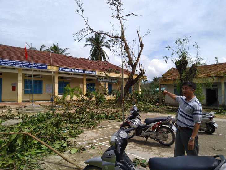 Nhiều trường vùng bão chưa có điện nước, học sinh vẫn nghỉ - Ảnh 1.