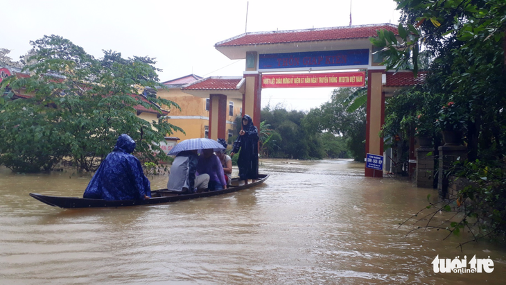 Huế: Lũ dâng cao, học sinh toàn tỉnh nghỉ học - Ảnh 1.