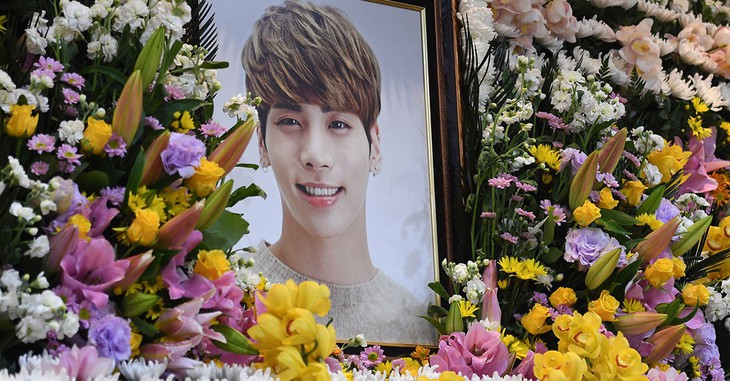 Nghệ sĩ Hàn và fan viếng ngôi sao Kpop Jonghyun (SHINee) - Ảnh 3.