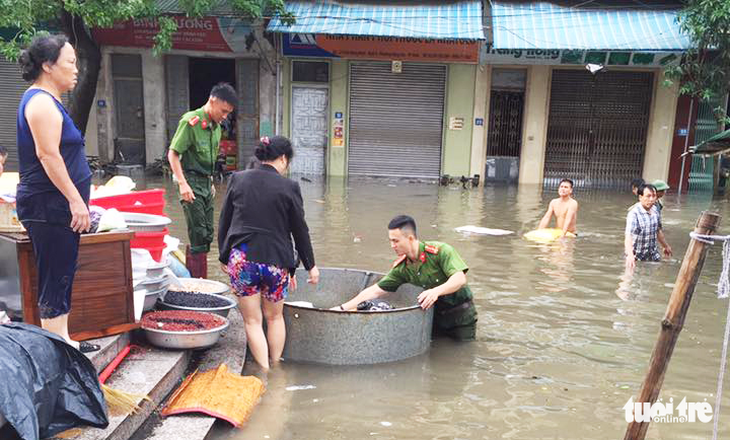 Tiểu thương Vinh lao đao cứu hàng trong nước ngập thắt lưng - Ảnh 6. Tiểu thương Vinh lao đao cứu hàng trong nước ngập thắt lưng - Ảnh 6.