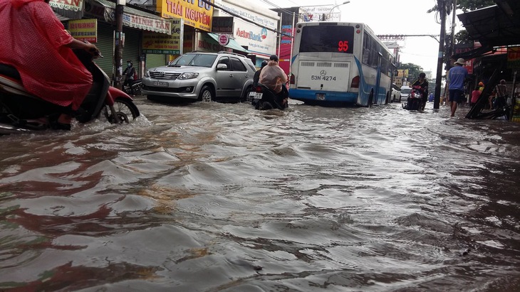 Mưa đêm, đến sáng nhiều tuyến đường còn ngập - Ảnh 2.