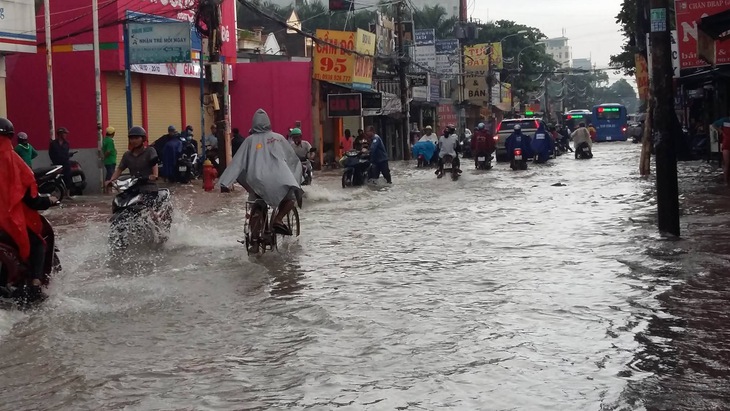 Mưa đêm, đến sáng nhiều tuyến đường còn ngập - Ảnh 1.