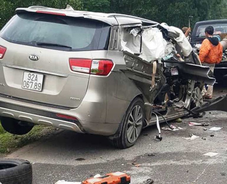 Xe 7 chỗ đâm taluy đường, 2 người chết, 2 người nguy kịch - Ảnh 1.
