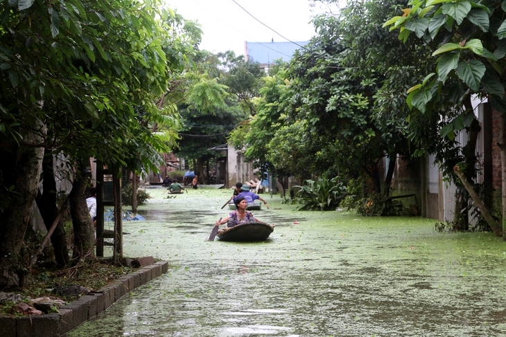Nhiều đường làng ở huyện Chương Mỹ vẫn là dòng sông - Ảnh 2. Nhiều đường làng ở huyện Chương Mỹ vẫn là dòng sông - Ảnh 2.